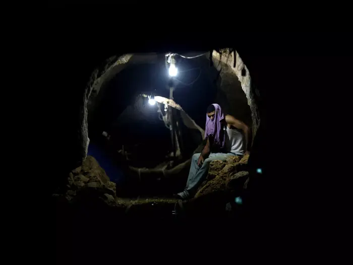 מבריח פלסטיני במנהרה מתחת לגבול ישראל-מצרים. ספטמבר 2013 (AP) מבריח פלסטיני במנהרה מתחת לגבול ישראל-מצרים. ספטמבר 2013 (AP)