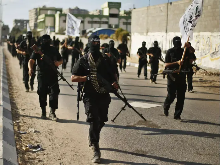 חמושים צועדים בעזה במהלך הגפנה נגד ישראל. ספטמבר 2013 (רויטרס) חמושים צועדים בעזה במהלך הגפנה נגד ישראל. ספטמבר 2013 (רויטרס)