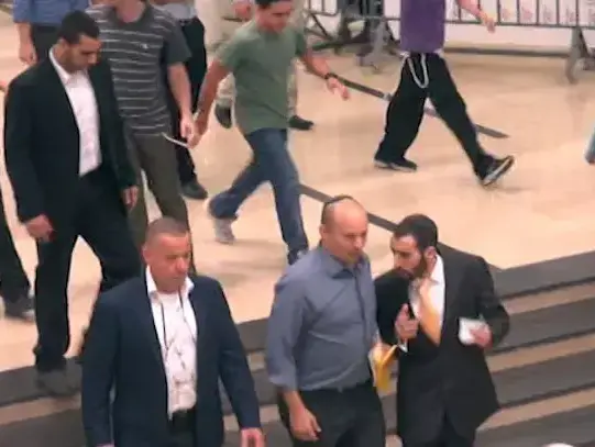 בנט הותקף מילולית בכנס הימין: "מה עם התורה?" (יח"צ) בנט הותקף מילולית בכנס הימין: "מה עם התורה?" (יח"צ)