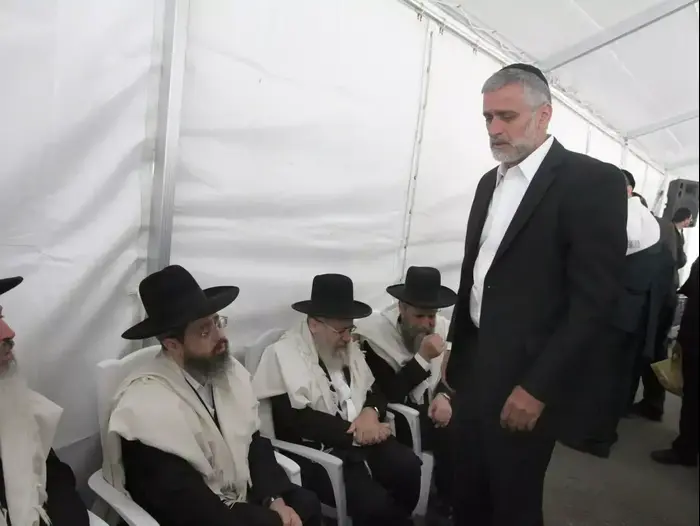 אלי ישי מגיע לשבעה בבית הרב עובדיה יוסף בירושלים (יותם רונן) אלי ישי מגיע לשבעה בבית הרב עובדיה יוסף בירושלים (יותם רונן)
