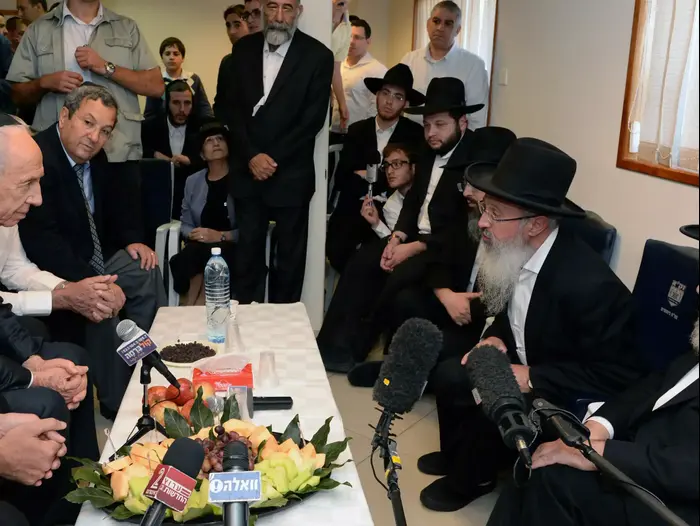 נשיא המדינה בביקור התנחומים אצל משפחת יוסף, היום. 8 באוקטובר 2013 (לשכת העיתונות הממשלתית , קובי גדעון) נשיא המדינה בביקור התנחומים אצל משפחת יוסף, היום. 8 באוקטובר 2013 (לשכת העיתונות הממשלתית , קובי גדעון)