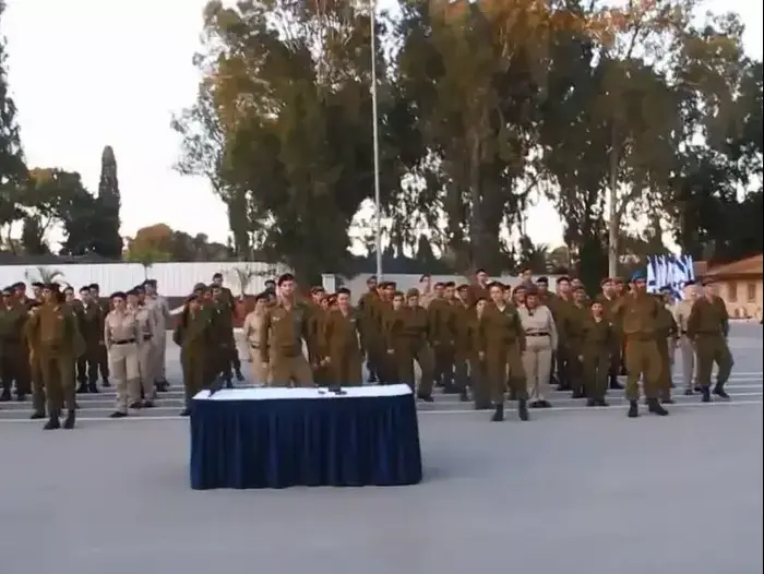 בוגרי קורס מתנדבים בצה"ל הפתיעו את חבריהם ושרו את "התקווה" בשפת הסימנים. צריפין, 10 באוקטובר 2013 (ספק 500 , ורד ששון) בוגרי קורס מתנדבים בצה"ל הפתיעו את חבריהם ושרו את "התקווה" בשפת הסימנים. צריפין, 10 באוקטובר 2013 (ספק 500 , ורד ששון)