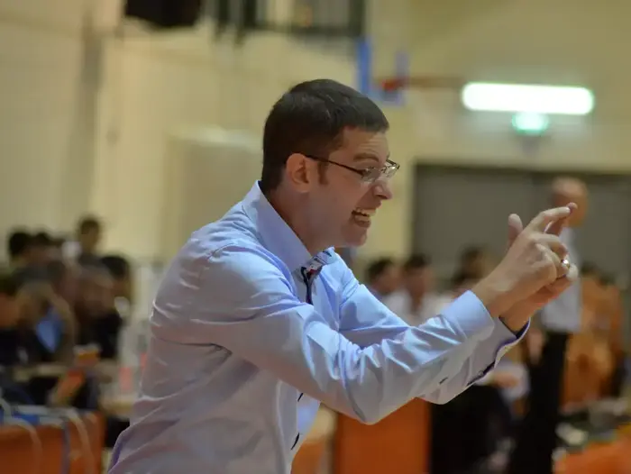מתן חרוש מאמן מכבי ראשון לציון (ניב אהרונסון) מתן חרוש מאמן מכבי ראשון לציון (ניב אהרונסון)