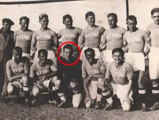 שוער נבחרת אסטוניה אוואלד מיקסון (בשחור) (צילום מסך)