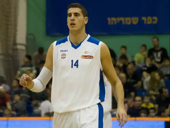 עוז בלייזר שחקן בני הרצליה (ניב אהרונסון) עוז בלייזר שחקן בני הרצליה (ניב אהרונסון)