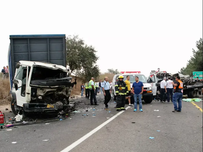 תאונת דרכים חזיתית בין שתי משאיות בצומת ציפורי לכיוון סוללים. נובמבר 2013 (ערן גילווארג) תאונת דרכים חזיתית בין שתי משאיות בצומת ציפורי לכיוון סוללים. נובמבר 2013 (ערן גילווארג)