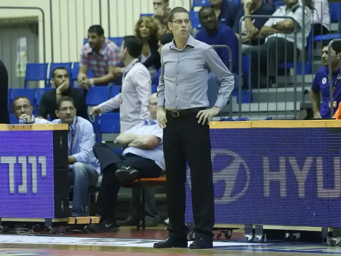 מאמן מכבי ראשון לציון מתן חרוש (מגד גוזני) מאמן מכבי ראשון לציון מתן חרוש (מגד גוזני)