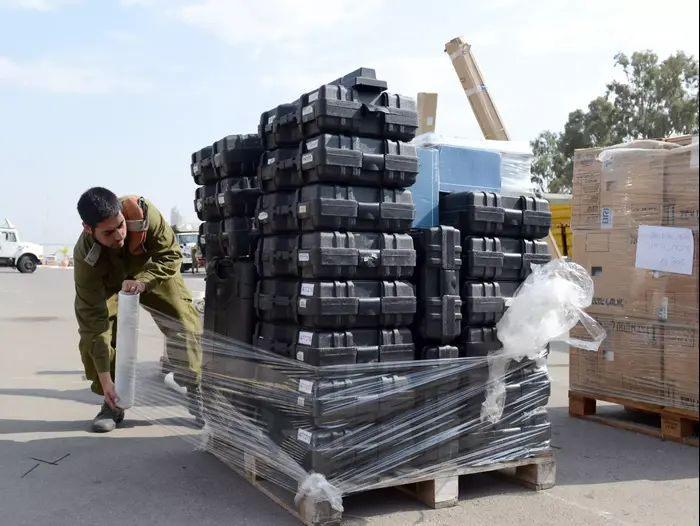 הכנות לקראת נסיעת משלחת צה"ל לפיליפינים. נובמבר 2013 (דובר צה"ל) הכנות לקראת נסיעת משלחת צה"ל לפיליפינים. נובמבר 2013 (דובר צה"ל)