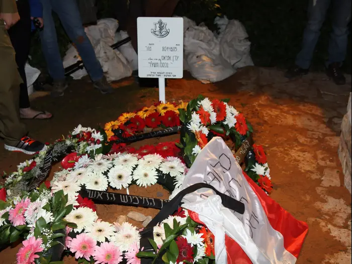 הלווייתו של החייל עדן אטיאס שנדקר למוות באוטובוס בעפולה, 13 בנובמבר 2013 (שלומי גבאי) הלווייתו של החייל עדן אטיאס שנדקר למוות באוטובוס בעפולה, 13 בנובמבר 2013 (שלומי גבאי)
