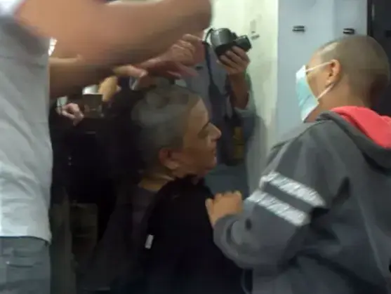 מזדהה עם הכאב: אמו של אביאל בקמן עשתה קרחת (יח"צ) מזדהה עם הכאב: אמו של אביאל בקמן עשתה קרחת (יח"צ)