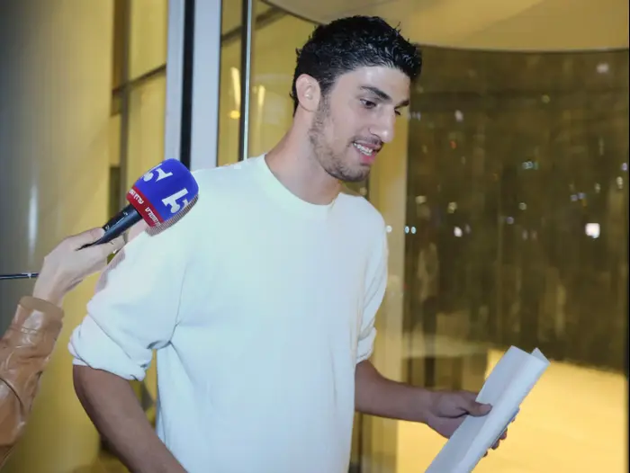 ליאור אליהו מגיע לפגישה עם הפועל ירושלים (קובי אליהו) ליאור אליהו מגיע לפגישה עם הפועל ירושלים (קובי אליהו)