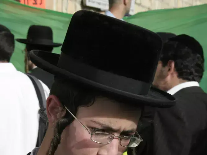 אסור להכנב עם פאות לבית המקדש (עיבוד תמונה , shutterstock) אסור להכנב עם פאות לבית המקדש (עיבוד תמונה , shutterstock)