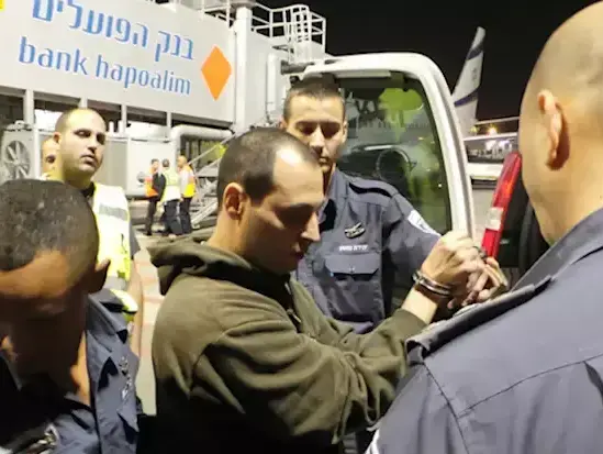 רוצחו של נהג המונית דרק רוט הוסגר לישראל (חטיבת דובר המשטרה) רוצחו של נהג המונית דרק רוט הוסגר לישראל (חטיבת דובר המשטרה)
