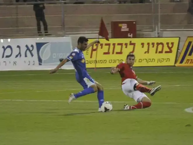 יוסי שבחון שחקן הפועל ניר רמת השרון בועט לשער מול הפועל באר שבע (דייב בוימוביץ') יוסי שבחון שחקן הפועל ניר רמת השרון בועט לשער מול הפועל באר שבע (דייב בוימוביץ')