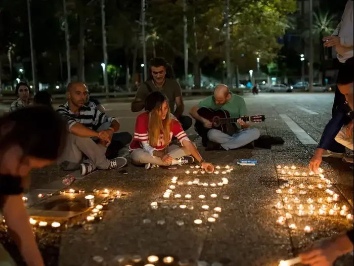 אזרחים מדליקים נרות לאריק איינשטיין בכיכר רבין, נובמבר 2013 (בן קלמר) אזרחים מדליקים נרות לאריק איינשטיין בכיכר רבין, נובמבר 2013 (בן קלמר)