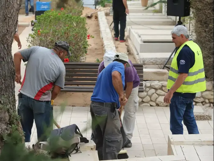 בית הקברות טרומפלדור לפני הלוויתו של אריק איינשטיין, נובמבר 2013 (יותם רונן) בית הקברות טרומפלדור לפני הלוויתו של אריק איינשטיין, נובמבר 2013 (יותם רונן)
