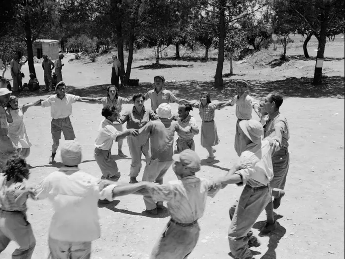 צעירים רוקדים הורה לפני קום המדינה (AP) צעירים רוקדים הורה לפני קום המדינה (AP)
