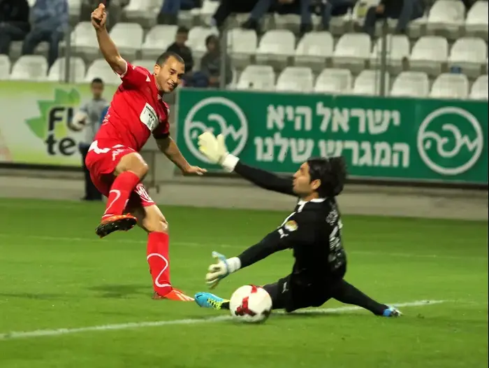 שחקן הפועל תל אביב, עומר דמארי, מול שוער עירוני קרית שמונה, גיא חיימוב (אדריאן הרבשטיין) שחקן הפועל תל אביב, עומר דמארי, מול שוער עירוני קרית שמונה, גיא חיימוב (אדריאן הרבשטיין)