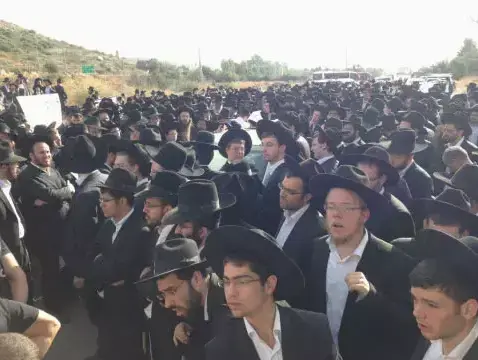 חרדים מפגינים מול כלא 6, דצמבר 2013 (שלומי גבאי) חרדים מפגינים מול כלא 6, דצמבר 2013 (שלומי גבאי)