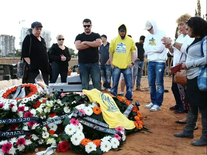 אוהדי מכבי תל אביב בהלווייתו של ספי ריבלין (יותם רונן) אוהדי מכבי תל אביב בהלווייתו של ספי ריבלין (יותם רונן)