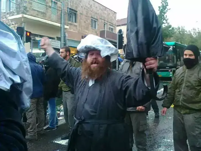 הפגנה במאה שערים , דצמבר 2013 (חדשות 24 , אהרן והב) הפגנה במאה שערים , דצמבר 2013 (חדשות 24 , אהרן והב)