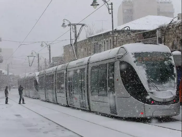 הרכבת הקלה בעיר ירושלים במהלך סופת השלג בירושלים (יח"צ , אוליביה פיטוסי, סיטיפס) הרכבת הקלה בעיר ירושלים במהלך סופת השלג בירושלים (יח"צ , אוליביה פיטוסי, סיטיפס)