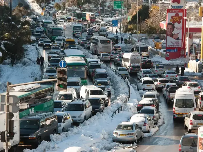 כביש 1 נפתח לתנועה אחרי סוף שבוע סוער במיוחד. דצמבר 2013 (עומר מירון) כביש 1 נפתח לתנועה אחרי סוף שבוע סוער במיוחד. דצמבר 2013 (עומר מירון)