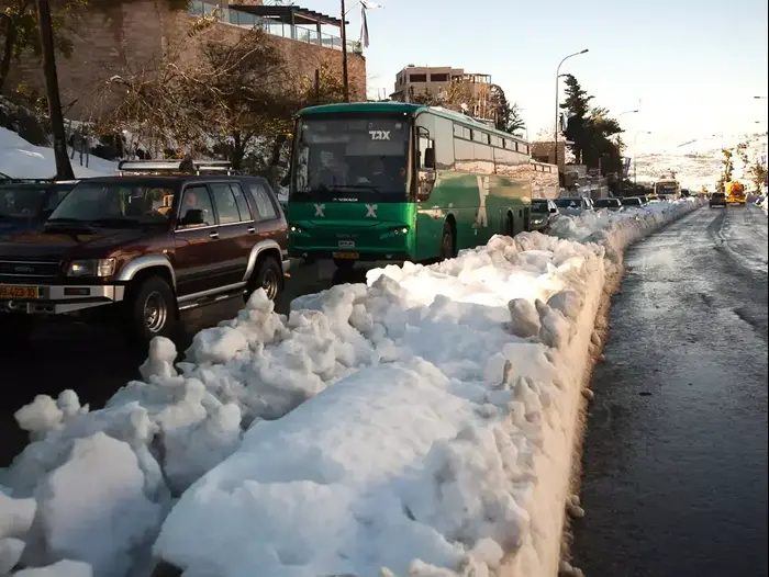 כביש 1 נפתח לתנועה אחרי סוף שבוע סוער במיוחד. דצמבר 2013 (עומר מירון) כביש 1 נפתח לתנועה אחרי סוף שבוע סוער במיוחד. דצמבר 2013 (עומר מירון)