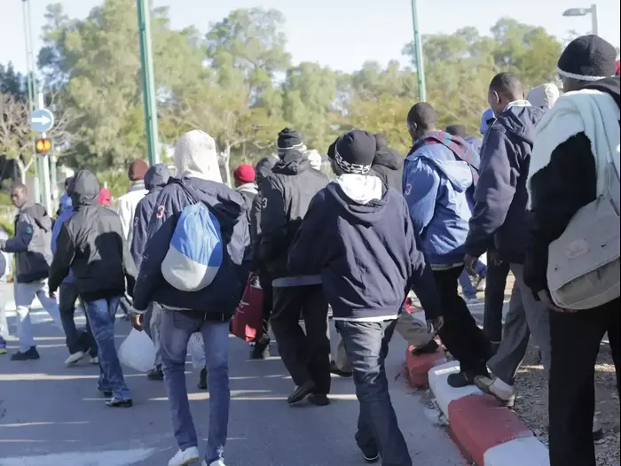 מצעד של מבקשי מקלט מבאר שבע לירושלים במחאה על הכליאה במתקן "חולות". דצמבר 2013 (יותם רונן) מצעד של מבקשי מקלט מבאר שבע לירושלים במחאה על הכליאה במתקן "חולות". דצמבר 2013 (יותם רונן)