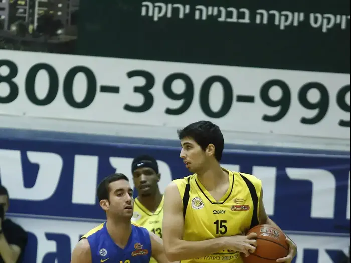 שחקן ברק נתניה אייל שולמן מול שחקן מכבי תל אביב יוגב אוחיון (מגד גוזני) שחקן ברק נתניה אייל שולמן מול שחקן מכבי תל אביב יוגב אוחיון (מגד גוזני)