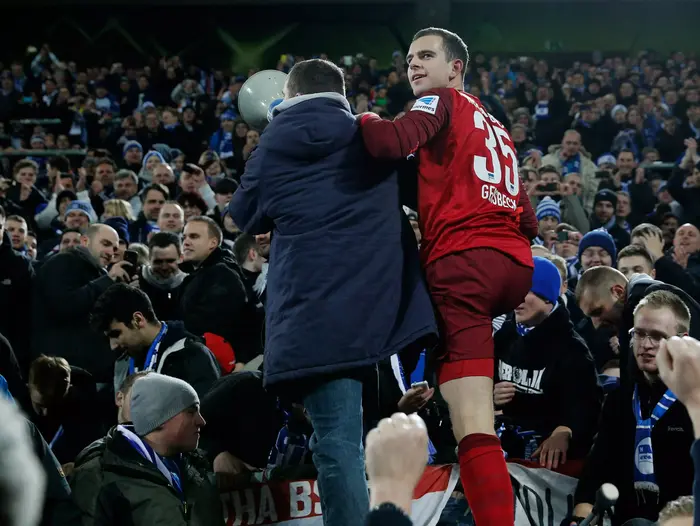 מריוס גרסבק שוער הרטה ברלין עם האוהדים (GettyImages) מריוס גרסבק שוער הרטה ברלין עם האוהדים (GettyImages)