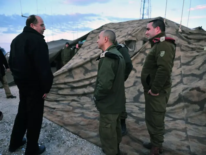 שר הביטחון משה (בוגי) יעלון בתרח"ט גבעתי בהר קידה. דצמבר 2013 (משרד הביטחון , אריאל חרמוני, משרד הביטחון) שר הביטחון משה (בוגי) יעלון בתרח"ט גבעתי בהר קידה. דצמבר 2013 (משרד הביטחון , אריאל חרמוני, משרד הביטחון)