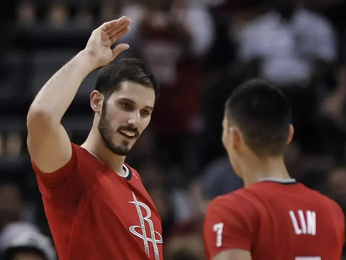 עומרי כספי, יוסטון רוקטס, לצד ג'רמי לין (AP , Darren Abate) עומרי כספי, יוסטון רוקטס, לצד ג'רמי לין (AP , Darren Abate)