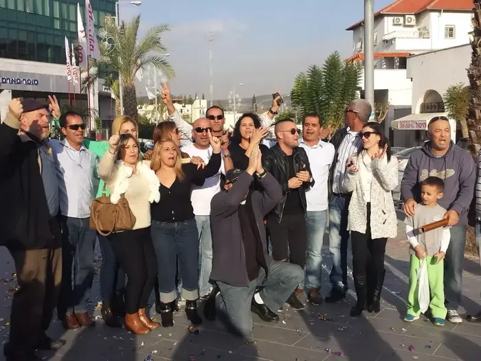 תושבי בית שמש בכיכר מול העירייה ביום החליט בית המשפט שיתקיימו בעיר בחירות חוזרות. דצמבר 2013 (מערכת וואלה! NEWS , יאיר אלטמן) תושבי בית שמש בכיכר מול העירייה ביום החליט בית המשפט שיתקיימו בעיר בחירות חוזרות. דצמבר 2013 (מערכת וואלה! NEWS , יאיר אלטמן)