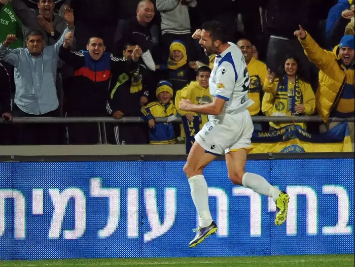 ראדה פריצה שחקן מכבי תל אביב מול גל כהן שחקן בני יהודה (ברני ארדוב) ראדה פריצה שחקן מכבי תל אביב מול גל כהן שחקן בני יהודה (ברני ארדוב)