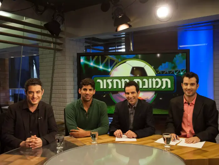 לירוי צעירי שחקן בני יהודה באולפן תמונת מחזור (בן קלמר) לירוי צעירי שחקן בני יהודה באולפן תמונת מחזור (בן קלמר)