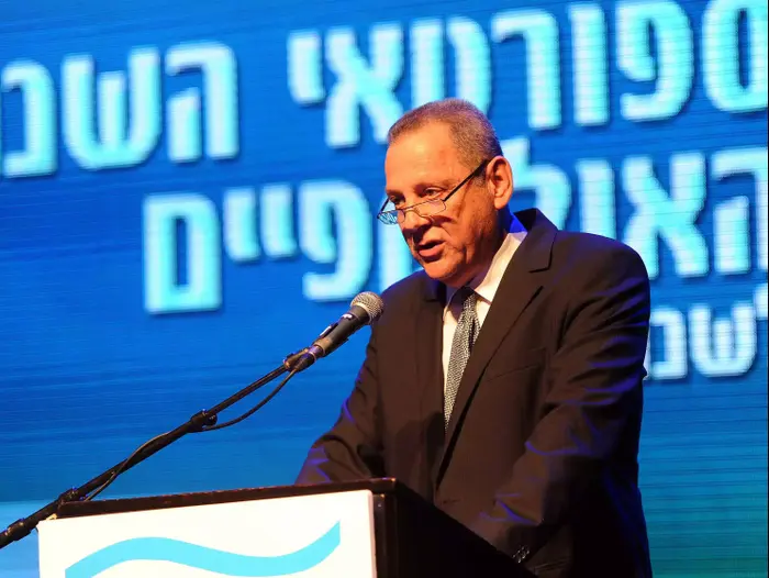 מיקי ברקוביץ' מעניק את תואר ספורטאית השנה לג'ודוקא ירדן ג'רבי (ברני ארדוב) מיקי ברקוביץ' מעניק את תואר ספורטאית השנה לג'ודוקא ירדן ג'רבי (ברני ארדוב)
