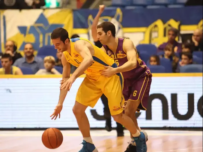 יוגב אוחיון מכבי תל אביב מול גוני יזרעאלי הפועל חולון (יוסי ציפקיס) יוגב אוחיון מכבי תל אביב מול גוני יזרעאלי הפועל חולון (יוסי ציפקיס)