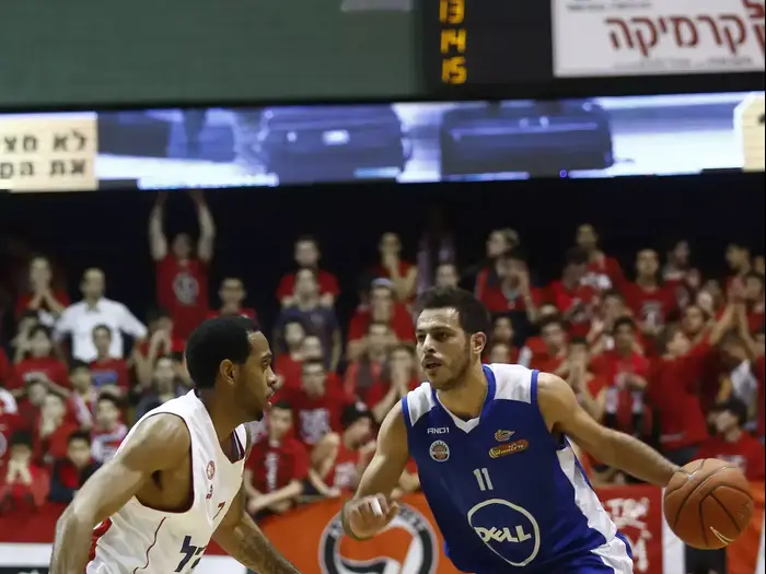 שחקן בני הרצליה אבי בן שימול מול שחקן הפועל ירושלים דרווין קיצ'ן (מגד גוזני) שחקן בני הרצליה אבי בן שימול מול שחקן הפועל ירושלים דרווין קיצ'ן (מגד גוזני)