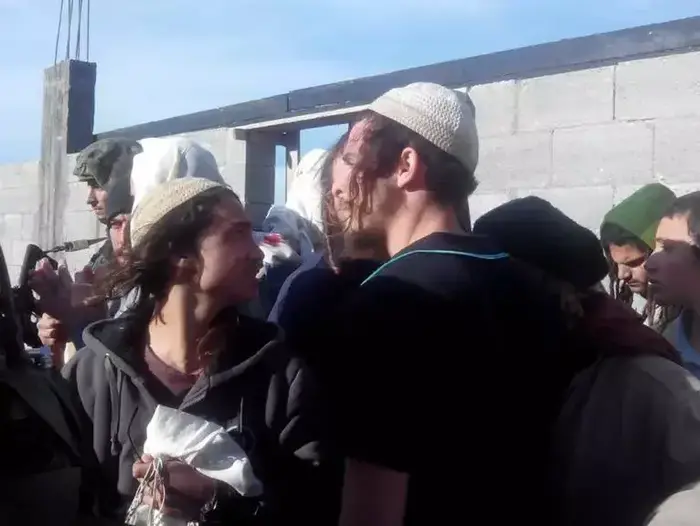 תפיסת המתנחלים שנכנסו לתקוף את הכפר הפלסטיני קוסרא, והועברו לכוחות הביטחון. ינואר 2014 (יח"צ , זכאריה, רבנים למען זכויות אדם) תפיסת המתנחלים שנכנסו לתקוף את הכפר הפלסטיני קוסרא, והועברו לכוחות הביטחון. ינואר 2014 (יח"צ , זכאריה, רבנים למען זכויות אדם)