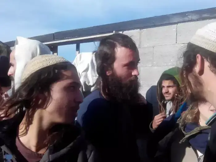 תפיסת המתנחלים שנכנסו לתקוף את הכפר הפלסטיני קוסרא, והועברו לכוחות הביטחון. ינואר 2014 (יח"צ , זכאריה, רבנים למען זכויות אדם) תפיסת המתנחלים שנכנסו לתקוף את הכפר הפלסטיני קוסרא, והועברו לכוחות הביטחון. ינואר 2014 (יח"צ , זכאריה, רבנים למען זכויות אדם)
