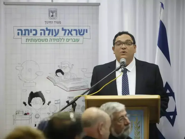 שר החינוך שי פירון במסיבת עיתונאים בה מודיע על ביטול הפסיכומטרי. ינואר 2014 (דרור עינב)