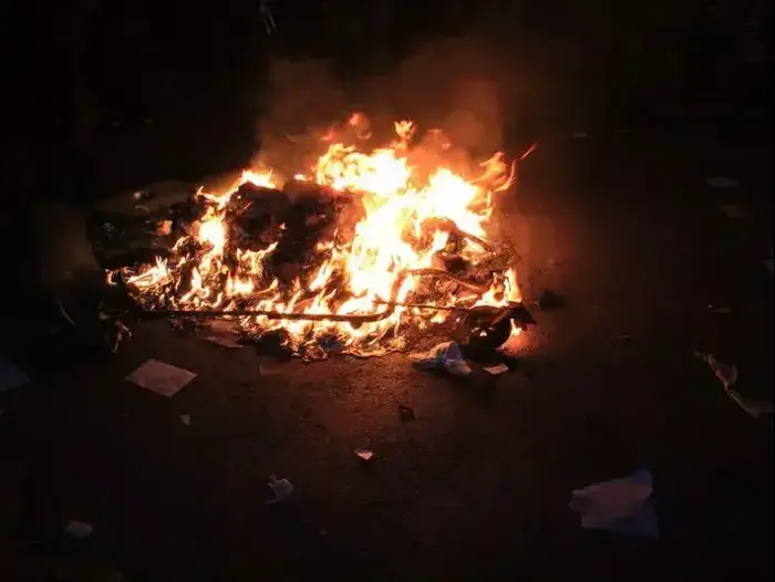 מאות חרדים מפגינים בירושלים נגד סגירת בית העלמין סנהדריה, ינואר 2014 (חדשות 24 , אהרון והב)