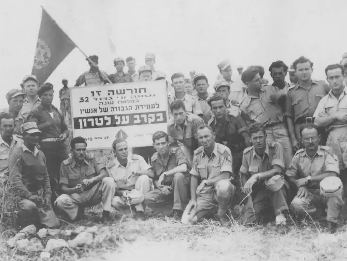 אריאל שרון בתור חייל צעיר בחטיבת אלכסנדרוני רוכן באמצע התמונה. (ארכיון צה"ל ומערכת הבטחון, צלמי במחנה) אריאל שרון בתור חייל צעיר בחטיבת אלכסנדרוני רוכן באמצע התמונה. (ארכיון צה"ל ומערכת הבטחון, צלמי במחנה)