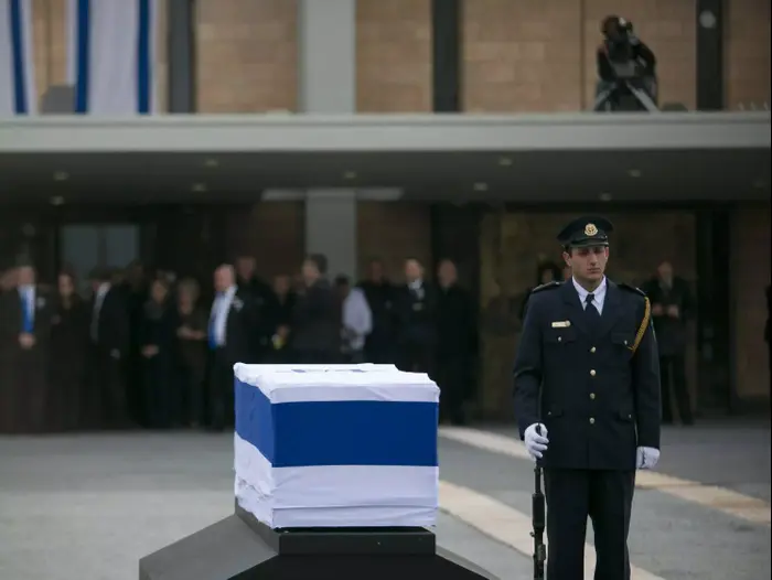 ארונו של אריאל שרון מוצב במשכן הכנסת, ינואר 2014 (נועם מושקוביץ) ארונו של אריאל שרון מוצב במשכן הכנסת, ינואר 2014 (נועם מושקוביץ)