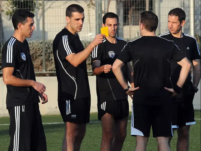 מנשה משיח, שופט כדורגל (ברני ארדוב)