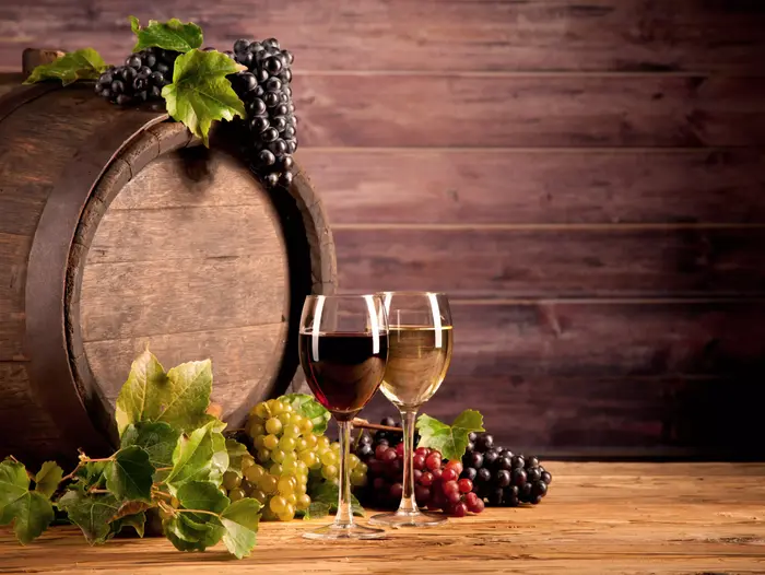 יין בחבית עץ (ShutterStock) יין בחבית עץ (ShutterStock)