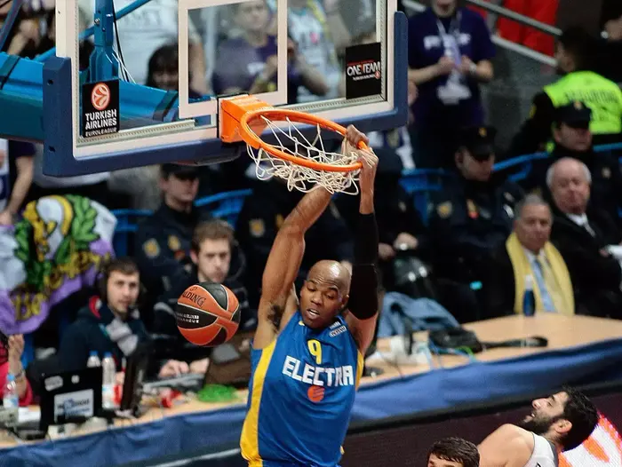 שחקן מכבי תל אביב אלכס טיוס מטביע (GettyImages) שחקן מכבי תל אביב אלכס טיוס מטביע (GettyImages)