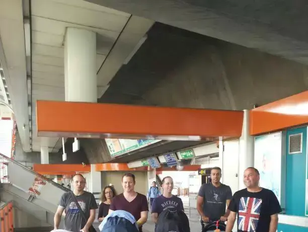 זוגות חד-מיניים שבו מתאילנד עם תינוקותיהם לאחר הליך פונדקאות, ינואר 2014 (יח"צ , צילום: זאב ינאי) זוגות חד-מיניים שבו מתאילנד עם תינוקותיהם לאחר הליך פונדקאות, ינואר 2014 (יח"צ , צילום: זאב ינאי)