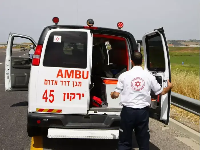 אמבולנס של מגן דוד אדום (שלומי גבאי)